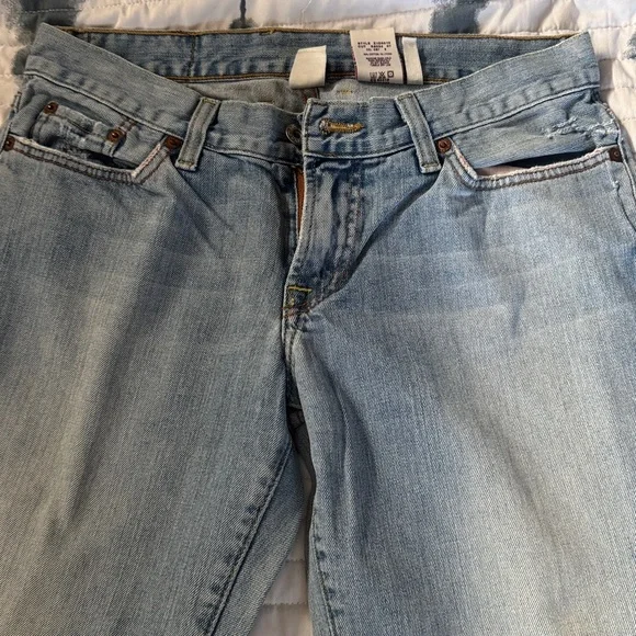 Lucky Brand Women's Light Blue Mid Rise Jeans
6/28 - Picture 2 of 8